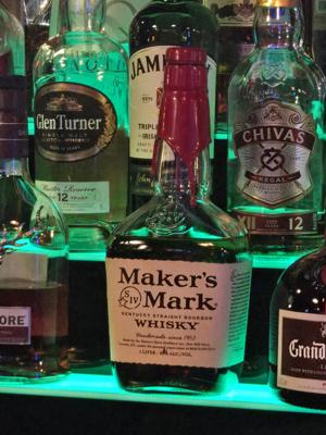 Maker's Mark Kentucky Straight Bourbon Whisky 750ml – Iconic Red Wax Bottle